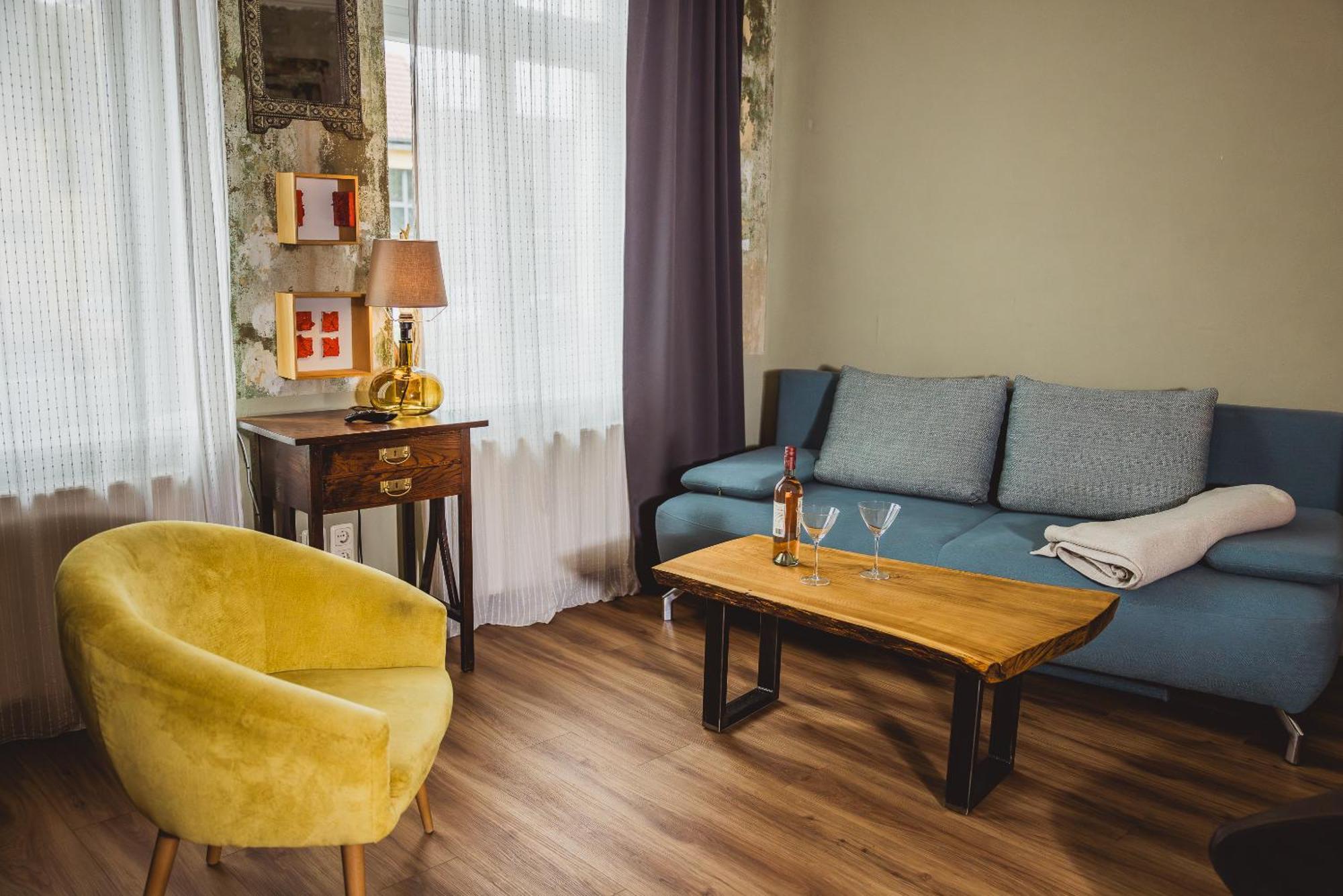 Apartment Charmante Altbau-wohnung Zwischen Altstadt Und Klinikum Mit Parkplatz Greifswald